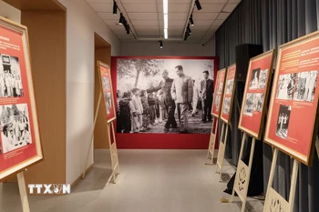 Không gian triển lãm ảnh "Chủ tịch Hồ Chí Minh ở Quảng Tây, Trung Quốc" trong khuôn khổ sự kiện Tuần lễ văn hóa, du lịch, khoa học và công nghệ Quảng Tây (Trung Quốc). (Ảnh: Ngọc Bích/TTXVN)