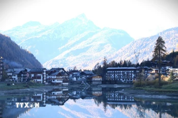 Quang cảnh hồ Lago di Alleghe cuối thu. (Ảnh: Dương Hoa/TTXVN)