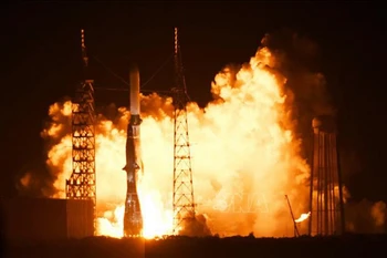 Tên lửa New Glenn Blue Origin rời bệ phóng tại Căn cứ Không gian Cape Canaveral, Florida, Mỹ tháng 1/2025. (Ảnh tư liệu: AA/TTXVN)