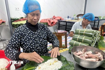 Những ngày giáp Tết, không khí tại các cơ sở làm bánh chưng ở Cát Trù, xã Hùng Việt, luôn tất bật, rộn ràng từ sáng sớm đến khuya. (Ảnh: Tạ Toàn/TTXVN)