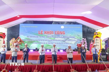 Đại biểu thực hiện nghi thức Khởi công Khu đô thị mới, phố đi bộ sân bay Mường Thanh. (Ảnh: Xuân Tư/TTXVN)