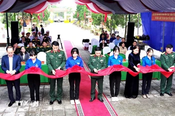 Các đại biểu cắt băng khánh thành. (Ảnh: TTXVN phát)