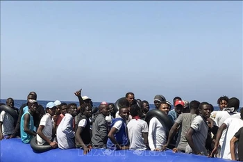Người di cư chờ được cứu trên Địa Trung Hải. (Ảnh tư liệu: AFP/TTXVN)
