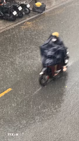 Thành phố Hà Nội ngày nắng nóng, chiều tối và đêm có mưa rào và dông vài nơi, trong mưa dông có khả năng xảy ra lốc, sét, mưa đá và gió giật mạnh. (Ảnh: Hồng Đạt /TTXVN)
