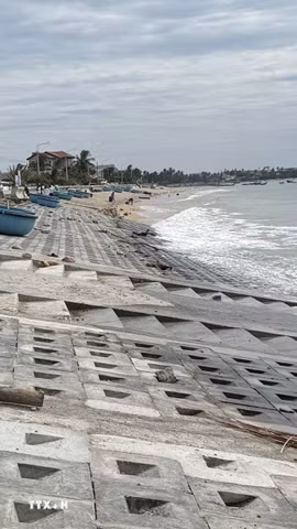 Xây dựng kè biển chống xâm thực tại xã Ô Loan, tỉnh Đắk Lắk. (Ảnh: Tường Quân/TTXVN)