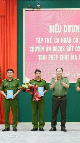 2 đối tượng Liều A Sổ và Thào A Chô cùng tang vật 8 bánh heroin. (Ảnh: Nguyễn Oanh/TTXVN)
