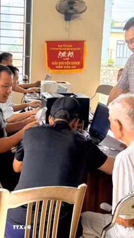 Ông Phạm Văn Định, Chủ tịch UBND xã Kiến Hưng, thành phố Hải Phòng (đứng) trực tiếp kiểm tra công việc liên quan đến giải phóng mặt bằng tại địa phương. (Ảnh: Minh Thu/TTXVN)