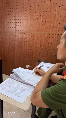 Đối tượng Văn Thị Thuý tại cơ quan Công an. (Ảnh: TTXVN phát)