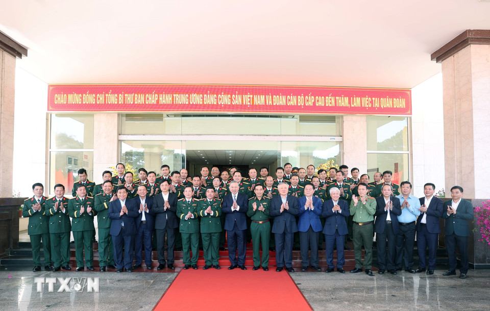 Tổng Bí thư Tô Lâm với cán bộ, chỉ huy Quân đoàn 34. (Ảnh: Thống Nhất /TTXVN)