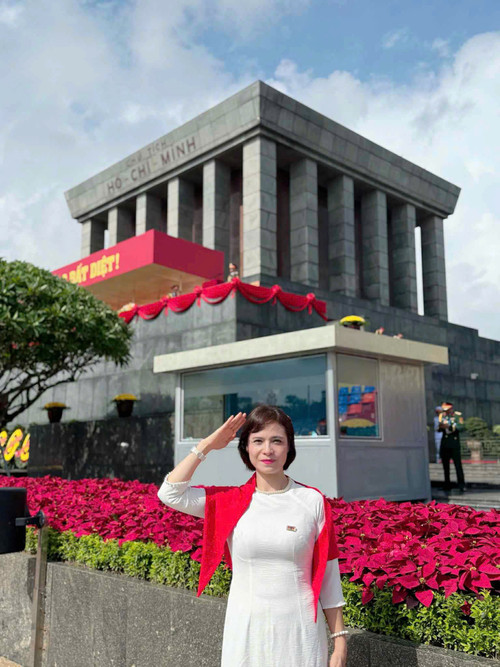 Phát thanh viên Hồng Huệ hòa chung niềm tự hào cùng đón mừng 80 năm Quốc khánh 2/9. z6979279161559-04442efbbb2e35f9a6b7ef55534e61a1.jpg