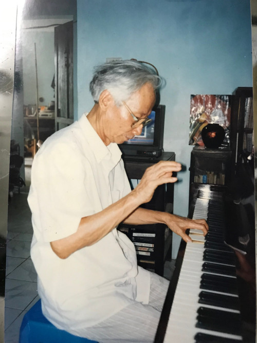 Nhạc sỹ Hoàng Kiều định hướng cho nhạc sỹ Giáng Son theo đuổi piano để có thể kết hợp bài bản phương Tây vào âm nhạc dân tộc. z6865604093970-e528d37d074a2980337ed670fde8305e.jpg