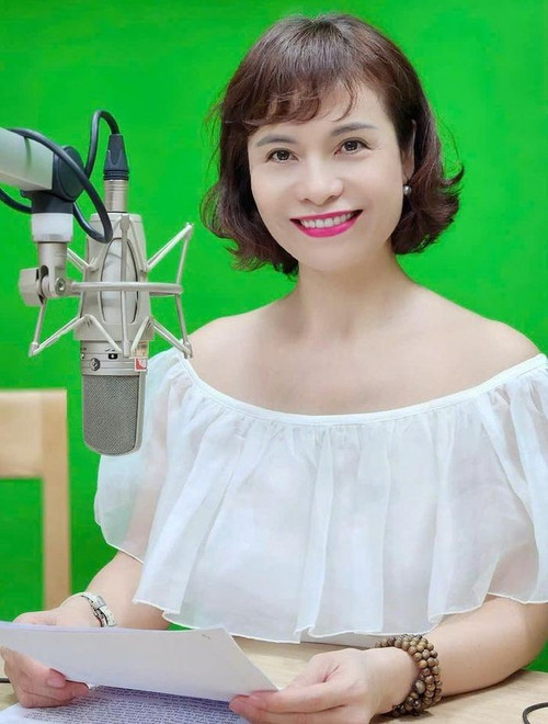 Chị Hồng Huệ đã có kinh nghiệm 25 năm làm phát thanh. (Ảnh: NVCC) 5048eb34ca7d23237a6c.jpg