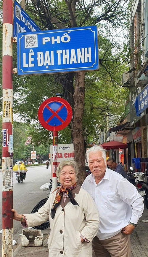 Volkskunstenaar Le Chuc (rechts) en verdienstelijk kunstenaar Le Mai op de Le Dai Thanh-straat in Hai Phong. (Foto: FBNV). 531917091-1177474441083455-388592142967889974-n.jpg