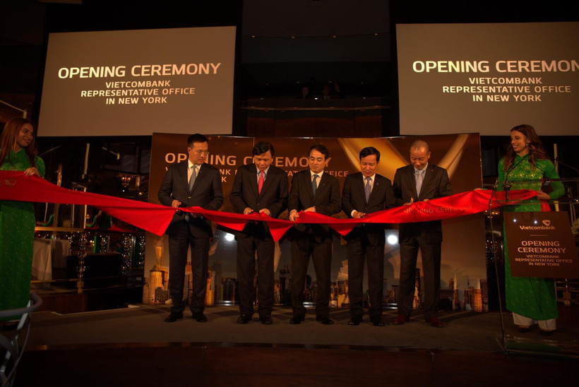Lãnh đạo Vietcombank cắt băng khai trương Văn phòng đại diện tại New York. (Ảnh: Nguyễn Hữu Thanh/TTXVN)