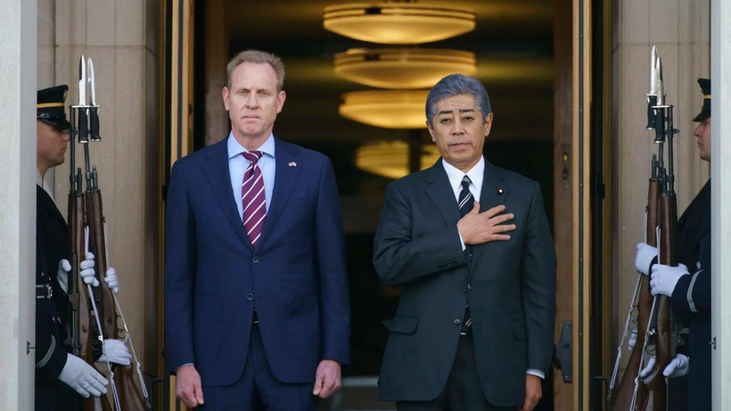 Quyền Bộ trưởng Quốc phòng Mỹ Patrick Shanahan và Bộ trưởng Quốc phòng Nhật Bản Takeshi Iwaya. (Nguồn: AP)