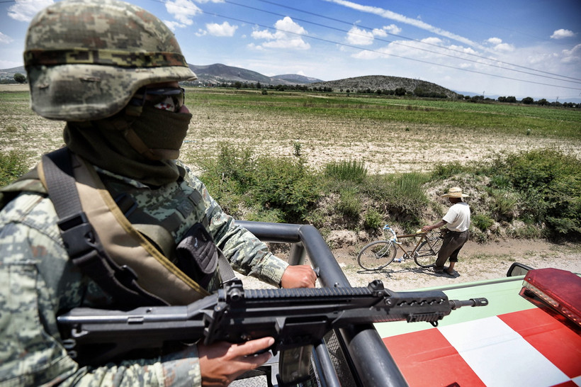 Binh sỹ quân đội Mexico tuần tra ở Tepeaca, bang Puebla, Mexico. (Ảnh; AFP/TTXVN)