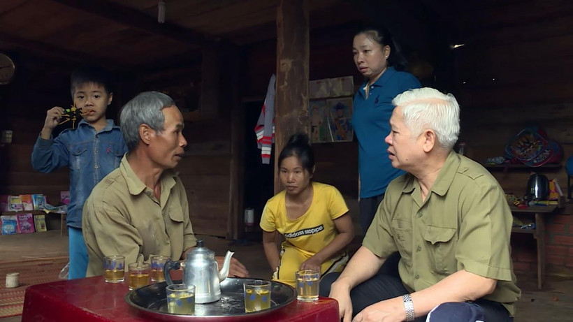 Bí thư Tỉnh ủy Bình Phước Nguyễn Văn Lợi thăm hỏi bà con bị lũ quét tại huyện Bù Đăng. (Ảnh: Dương Chí Tưởng/TTXVN)