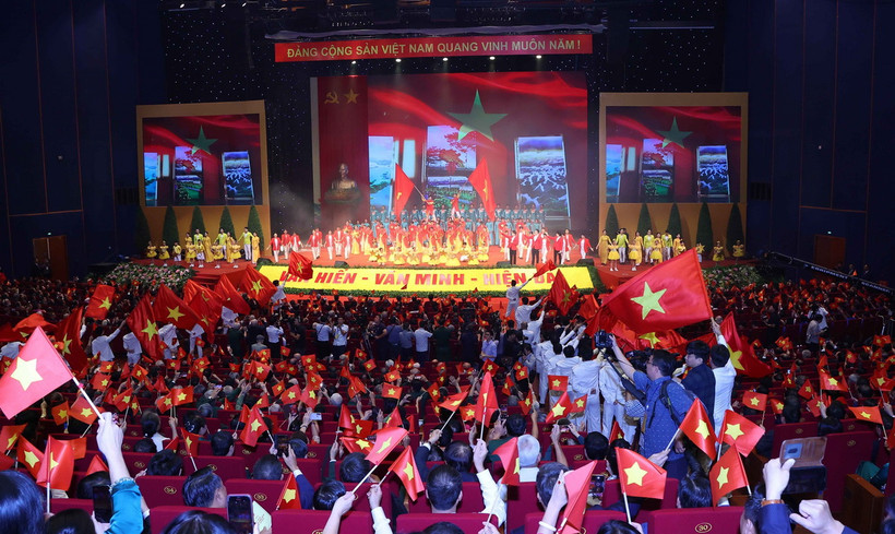 Chương trình nghệ thuật chào mừng Lễ kỷ niệm 70 năm Ngày Giải phóng Thủ đô. (Ảnh: Văn Điệp/TTXVN)