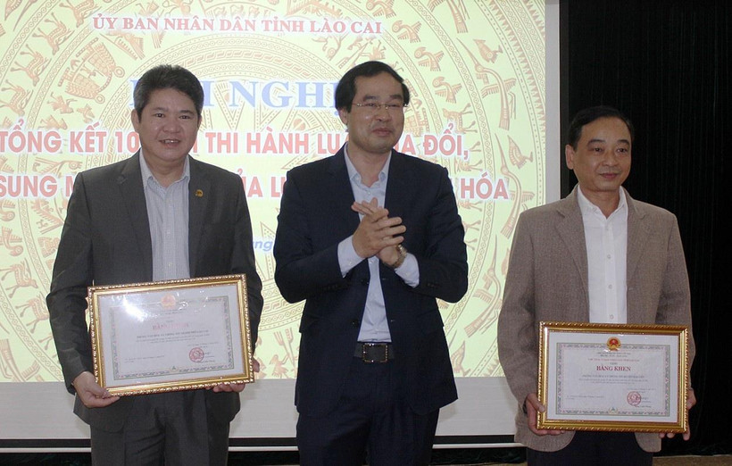 Phó Chủ tịch UBND tỉnh Lào Cai Trịnh Xuân Trường tặng Bằng khen cho các cá nhân và tập thể tiêu biểu có thành tích xuất sắc trong công tác thi hành Luật sửa đổi một số điều của Luật Di sản văn hóa. (Ảnh: Quốc Khánh/TTXVN)