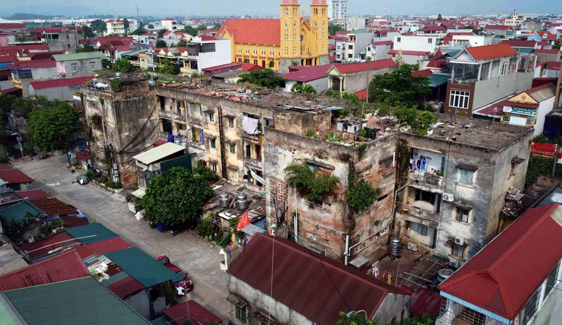 Khu tập thể của Công ty Cổ phần In Phúc Yên hiện đã xuống cấp ở mức độ nguy hiểm nhất, có nguy cơ sập đổ bất kì lúc nào. (Ảnh: Hoàng Hùng/TTXVN)