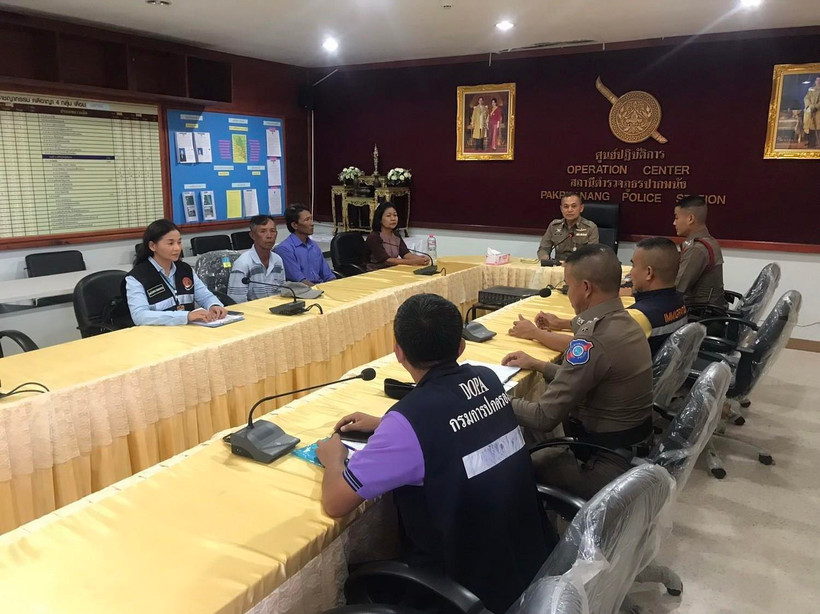 Hai ngư dân Lâm Văn Còn và Dương Văn Hải tại đồn cảnh sát huyện Pak Phanang thuộc tỉnh Nakhon Si Thammarat của Thái Lan. (Ảnh: TTXVN phát)