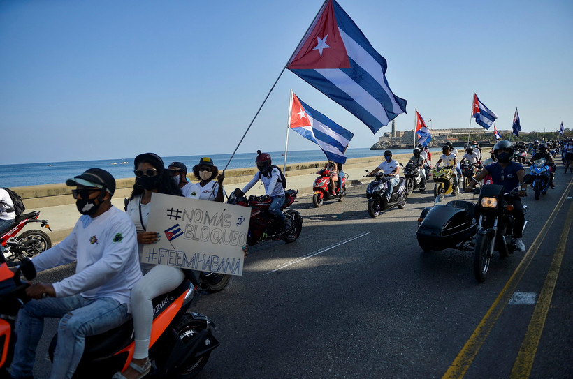 Người dân Cuba tuần hành kêu gọi Mỹ dỡ bỏ lệnh cấm vận tại thủ đô La Habana, Cuba ngày 28/3/2021. (Ảnh: AFP/TTXVN)