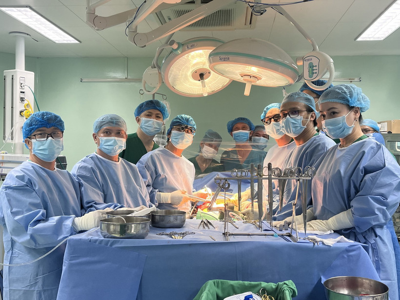 Êkíp hơn 20 bác sỹ của Bệnh viện Đa khoa Trung ương Cần Thơ và Bệnh viện Chợ Rẫy tham gia ca ghép thận. (Ảnh: TTXVN phát)