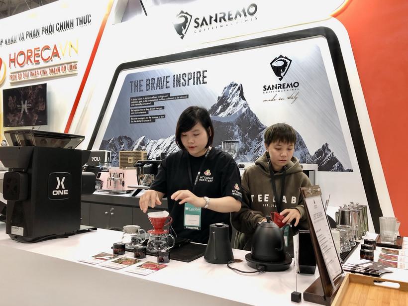 Nhiều gian hàng trình diễn pha chế đồ uống tại triển lãm. (Ảnh: Mỹ Phương/TTXVN)