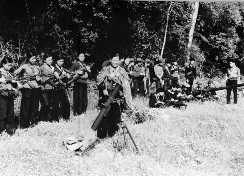 Nữ chiến sỹ pháo binh Quân giải phóng Trảng Bàng (Tây Ninh) luyện tập, nâng cao kỹ thuật chiến đấu. (Ảnh: Nguyễn Toàn Phong/TTXVN)