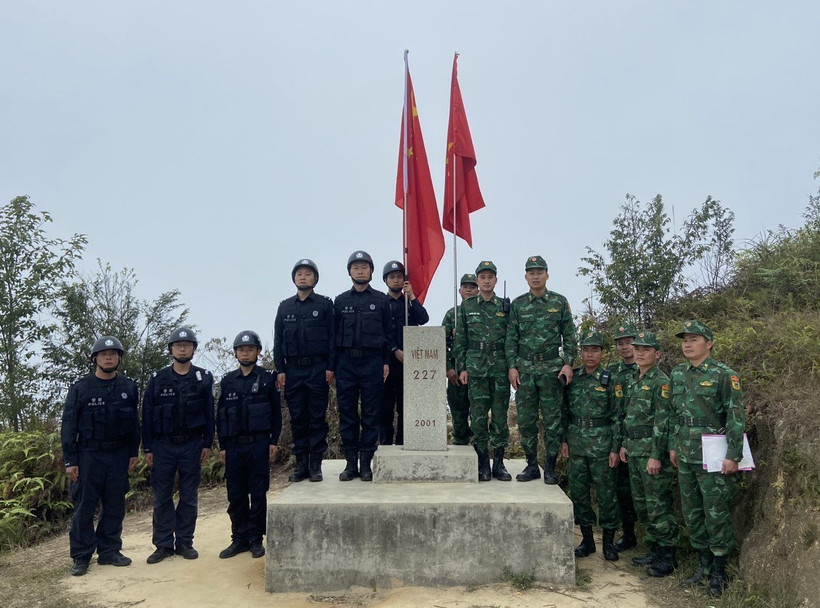 Đội hình tuần tra Đồn Biên phòng Thàng Tín, Bộ đội Biên phòng tỉnh Hà Giang (Việt Nam) cùng Phân trạm kiểm soát biên phòng Mãnh Động và Đồn công an Mãnh Động (Trung Quốc) tại biên giới. (Ảnh: TTXVN phát)