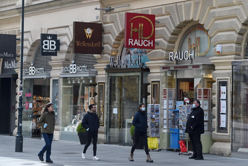 Người dân đeo khẩu trang phòng lây nhiễm COVID-19 tại Vienna, Áo. (Ảnh: THX/TTXVN)