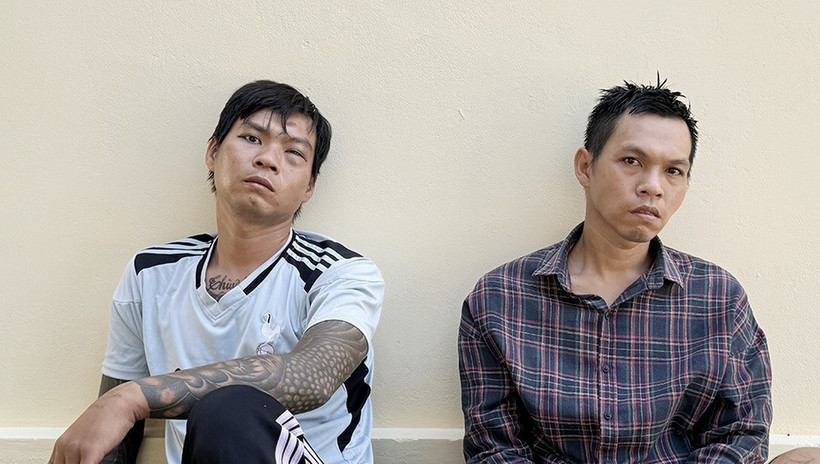Hai anh em Sang và Oai (phải) bị bắt. (Ảnh: TTXVN phát)