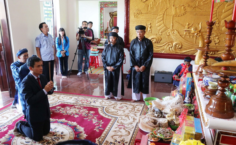 Ông Nguyễn Thanh Hải, Tổng Giám đốc Công ty Yến sào Khánh Hòa thắp hương tế lễ các vị tiền bối ngành nghề yến sào. (Ảnh: Đặng Tuấn/TTXVN)