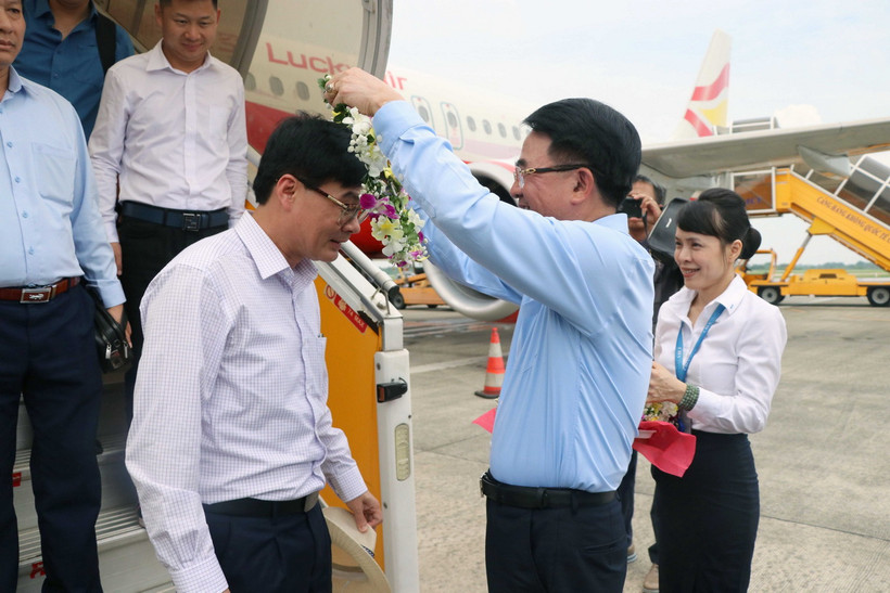 Ông Lê Khắc Nam, Phó Chủ tịch UBND thành phố Hải Phòng tặng hoa hành khách chuyến bay đầu tiên khởi hành từ Lệ Giang, tỉnh Vân Nam, Trung Quốc, đã hạ cánh tại Cảng Hàng không Quốc tế Cát Bi, thành phố Hải Phòng. (Ảnh: Hoàng Ngọc/TTXVN)