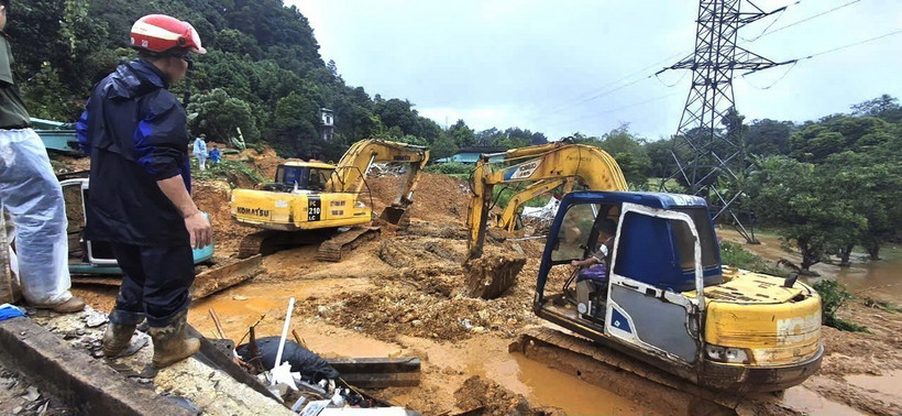 Máy móc được huy động để tìm kiếm nạn nhân mất tích trong vụ sạt lở nghiêm trọng. (Ảnh: TTXVN phát)