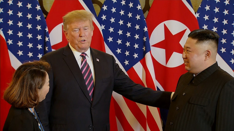 Tổng thống Mỹ Donald Trump và Chủ tịch Triều Tiên Kim Jong-un sau khi bắt tay nhau - cái bắt tay lịch sử tại Hà Nội. (Ảnh: TTXVN)