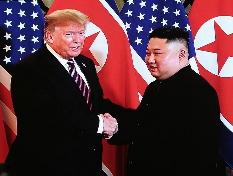 Tổng thống Mỹ Donald Trump và Chủ tịch Triều Tiên Kim Jong-un bắt tay nhau - cái bắt tay lịch sử tại Hà Nội. (Ảnh: TTXVN)