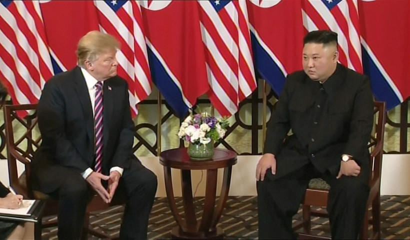 Tổng thống Mỹ Donald Trump và Chủ tịch Triều Tiên Kim Jong-un sau khi bắt tay nhau - cái bắt tay lịch sử tại Hà Nội. (Ảnh: TTXVN)