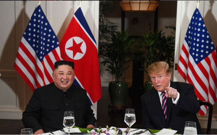 Tổng thống Mỹ Donald Trump nói chuyện với nhà lãnh đạo Triều Tiên Kim Jong-un khi ngồi ăn tối tại khách sạn Sofitel Legend Metropole ở Hà Nội ngày 27/2. (Nguồn: AFP)