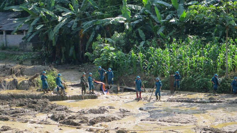 Lực lượng chức năng tổ chức tìm kiếm nạn nhân thôn làng Nủ. (Ảnh: Hồng Ninh/TTXVN)