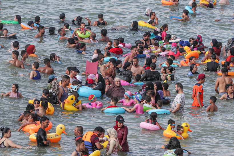 Người dân tắm mát bên bờ Địa Trung Hải ở Alexandria, Ai Cập. (Ảnh: THX/TTXVN)