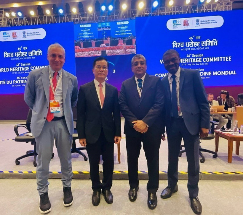 Chủ tịch Ủy ban Quốc gia UNESCO Hà Kim Ngọc chụp ảnh lưu niệm với một số lãnh đạo UNESCO tại Kỳ họp lần thứ 46 Ủy ban Di sản Thế giới. (Ảnh: TTXVN phát)