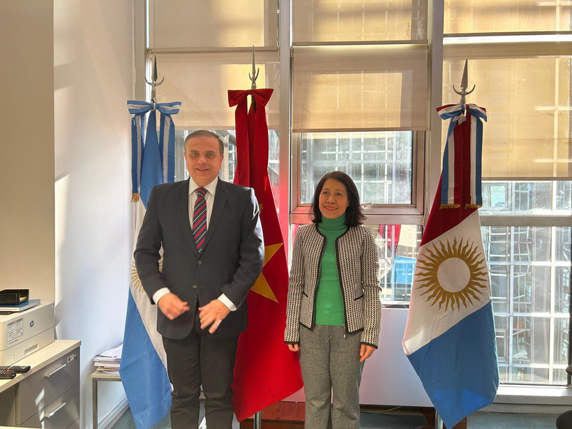 Đại sứ Việt Nam tại Argentina Ngô Minh Nguyệt (bên phải) tại buổi làm việc với Hạ nghị sỹ Juan Fernando Brugge. (Ảnh: TTXVN phát)