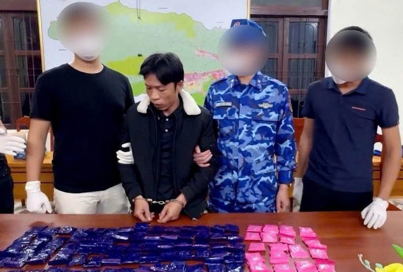 Đối tượng Đinh Văn Hùng (sinh năm 1983, trú tại xã Hóa Tiến, huyện Minh Hóa, tỉnh Quảng Bình) cùng tang vật 18.000 viên ma túy dạng hồng phiến tại cơ quan chức năng. (Ảnh: TTXVN phát)