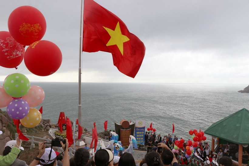 Lễ chào cờ đầu năm mới tại danh thắng Quốc gia Mũi Điện, nơi đón ánh bình minh đầu tiên trên đất liền của Việt Nam. (Ảnh: Xuân Triệu/TTXVN)