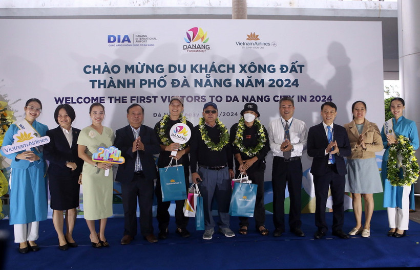 Tặng hoa, quà chúc mừng các du khách đầu tiên đến Đà Nẵng trong dịp Tết Dương lịch 2024 tại Sân bay Quốc tế Đà Nẵng. (Ảnh: Trần Lê Lâm/TTXVN)