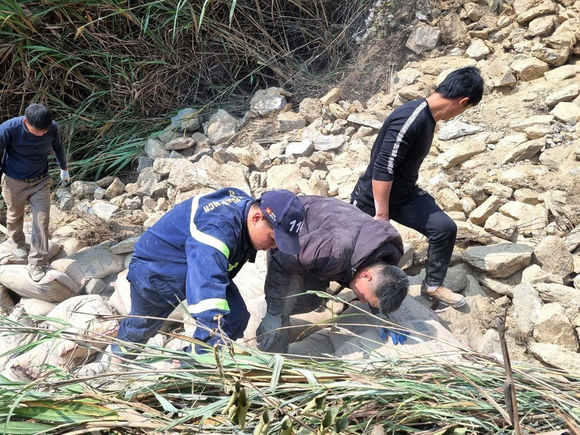 Lực lượng cứu nạn cứu hộ Công an tỉnh Hà Giang tìm kiếm thi thể lái xe ôtô chở ximăng bị lật đổ chìm ở hồ thủy điện. (Ảnh: Minh Tâm/TTXVN)