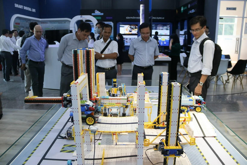 Khách tham quan khu trưng bày sản phẩm nghiên cứu tại Đại học Quốc gia Thành phố Hồ Chí Minh. (Ảnh: TTXVN phát)