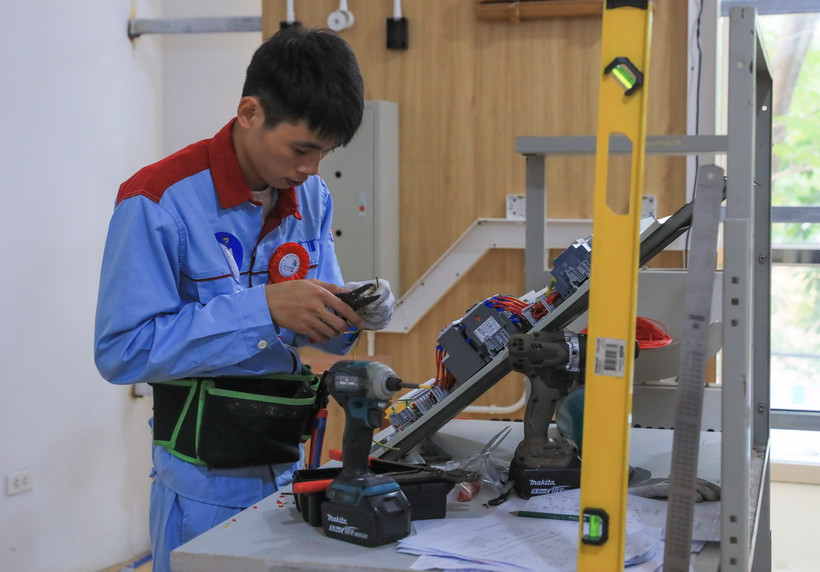 Thí sinh thi nghề Lắp đặt điện tại Hội đồng thi số 2, Trường trung cấp kinh tế-Kỹ thuật Bắc Thăng Long. (Ảnh: Hoàng Hiếu/TTXVN)