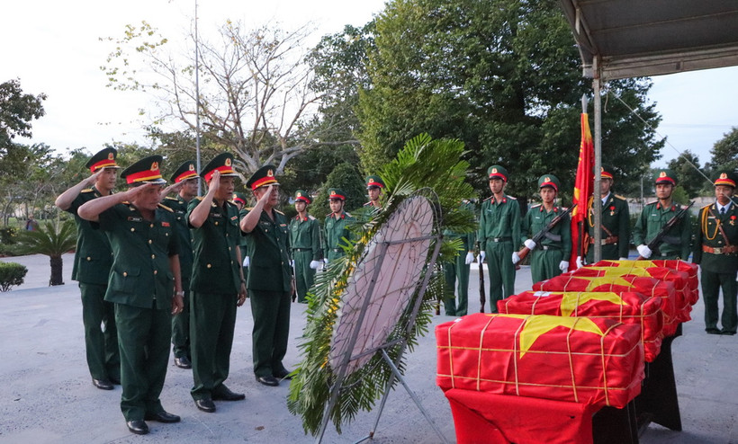 Đoàn Quân khu 9 dâng hoa lên các liệt sỹ. (Ảnh: Hồng Thái/TTXVN)